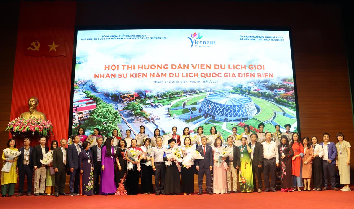 BTC Hội thi chụp ảnh lưu niệm với các Thí sinh 